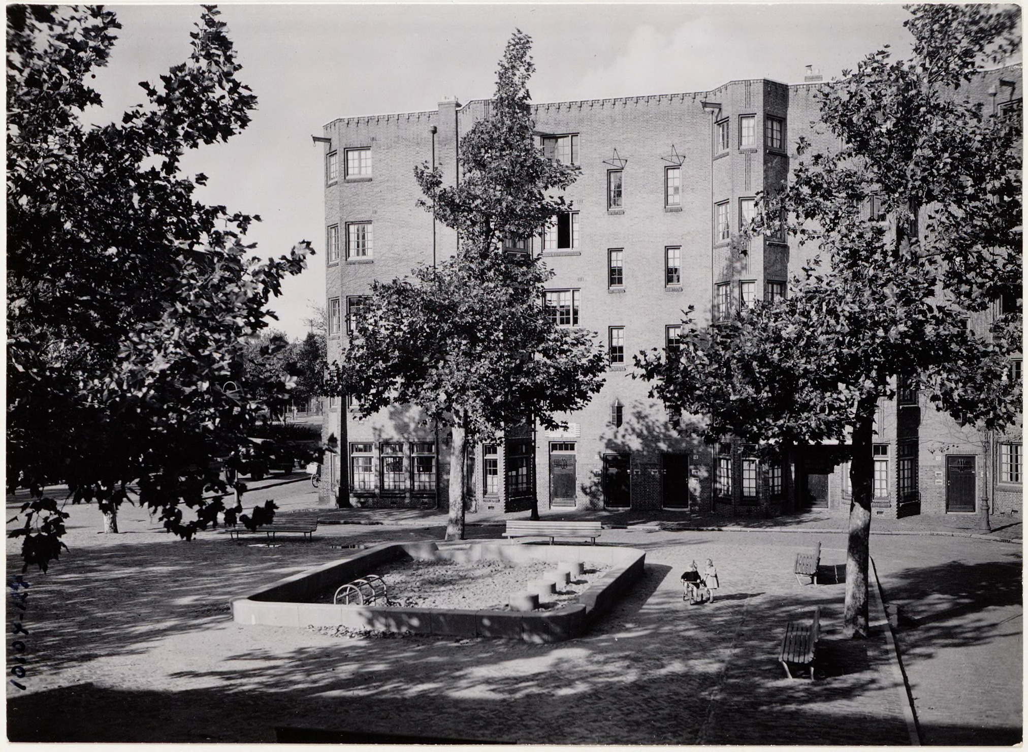 Foto van de eerste Van Eyck speelplaats op het Bertelmanplein, juli 1948