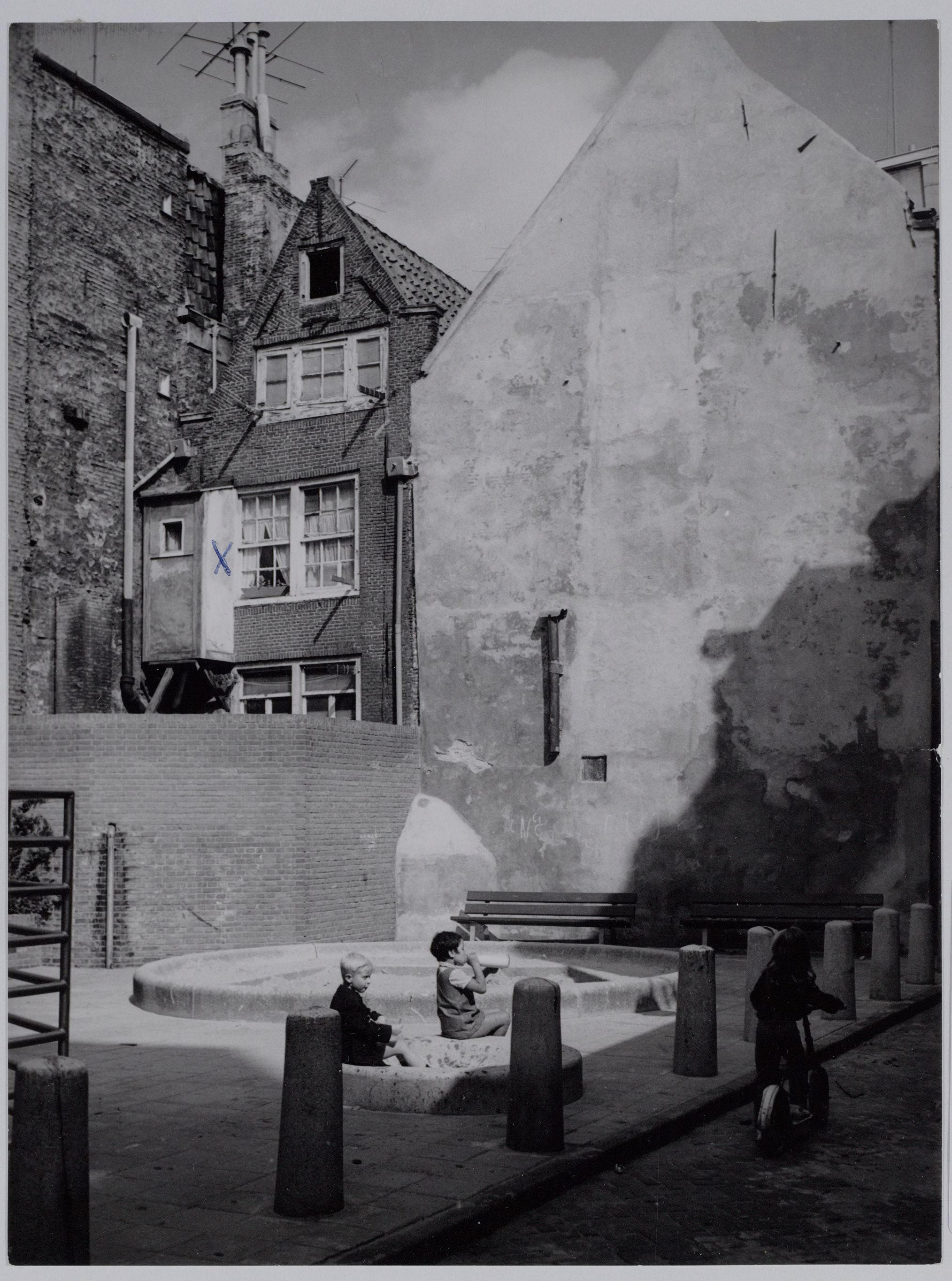 Oude foto van een speelplaats in de Boerensteeg. 