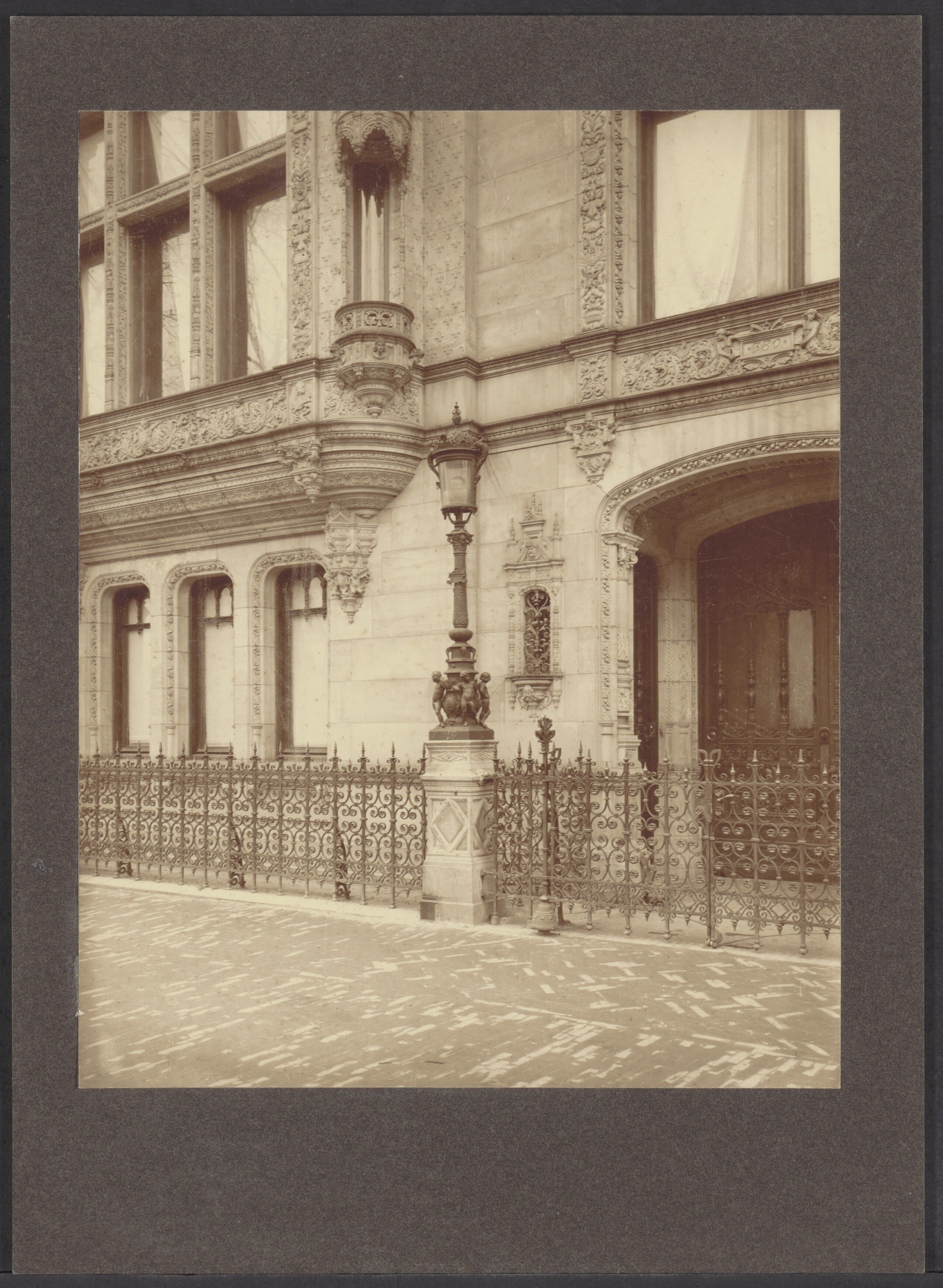 Foto van een lantaarn bij de ingang van Herengracht 380-382, ca. 1900.