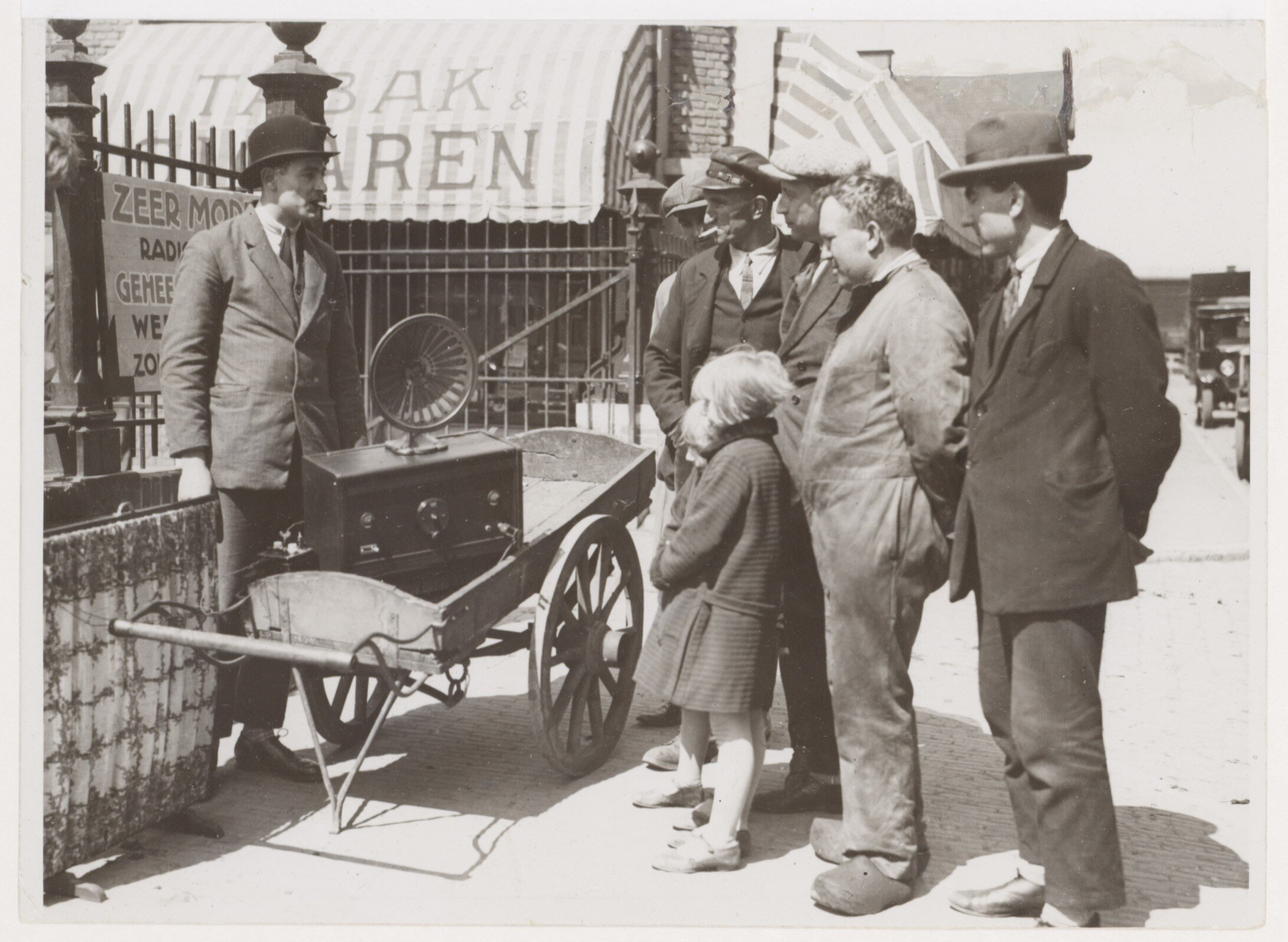 Foto van de Demonstratie van een radiotoestel in de Veelaan, 1928