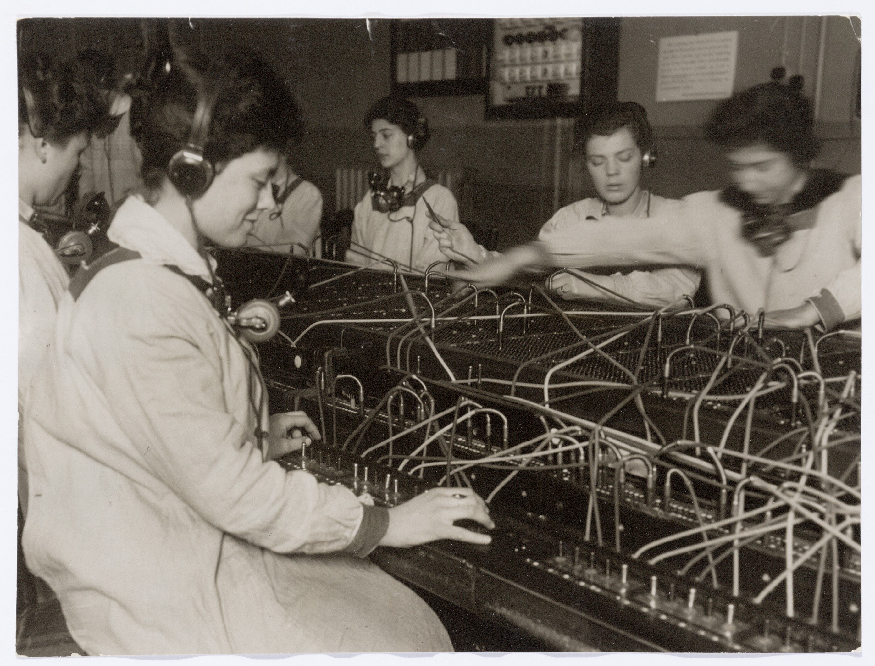 Foto van de Bedieningszaal telefooncentrale aan de Spuistraat 168-170, ca. 1905