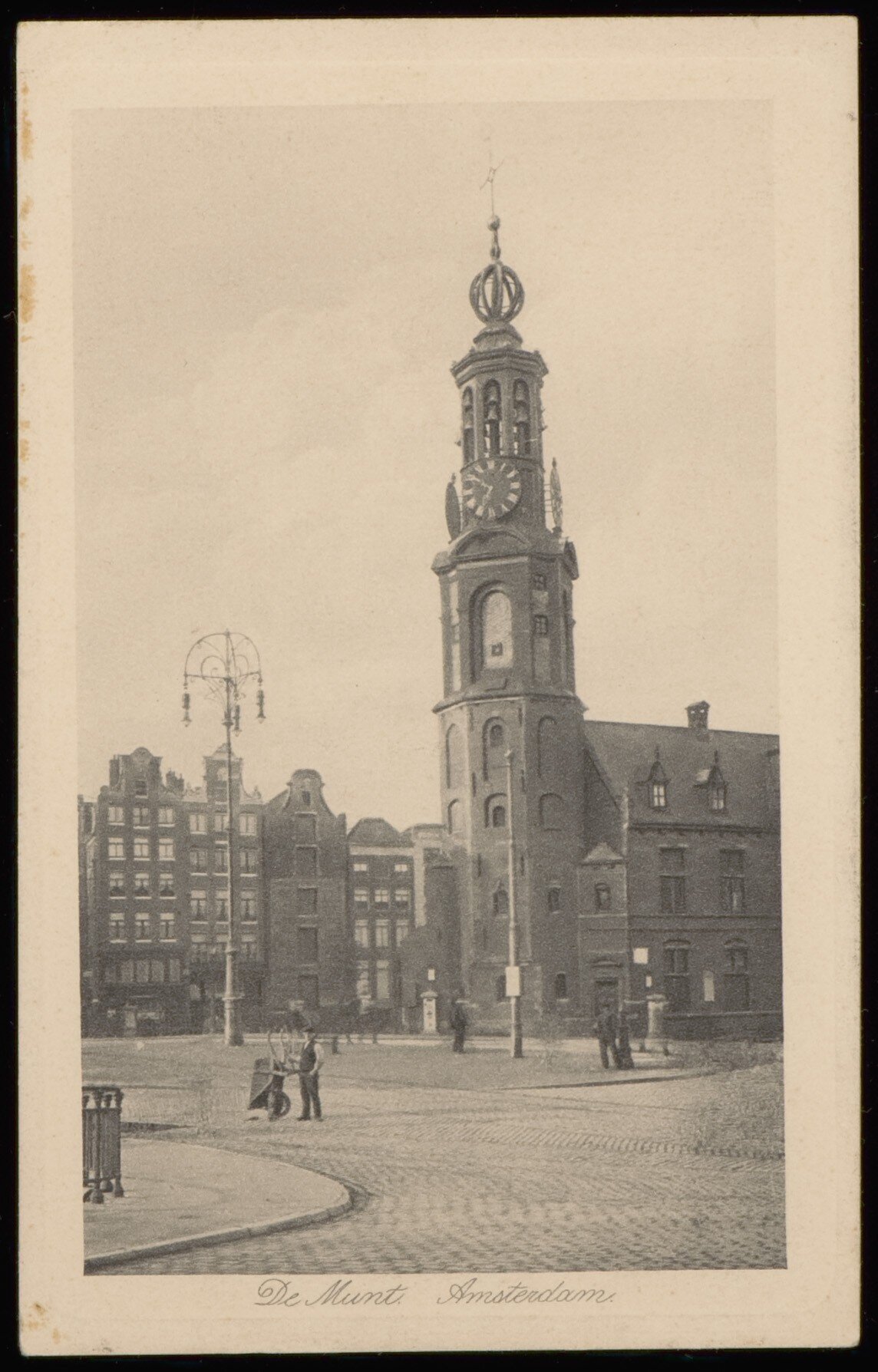 Prentbriefkaart met daarop het Muntplein met als straatverlichting booglampen die gebruikt werden als elektrische lampen, ca. 1920.
